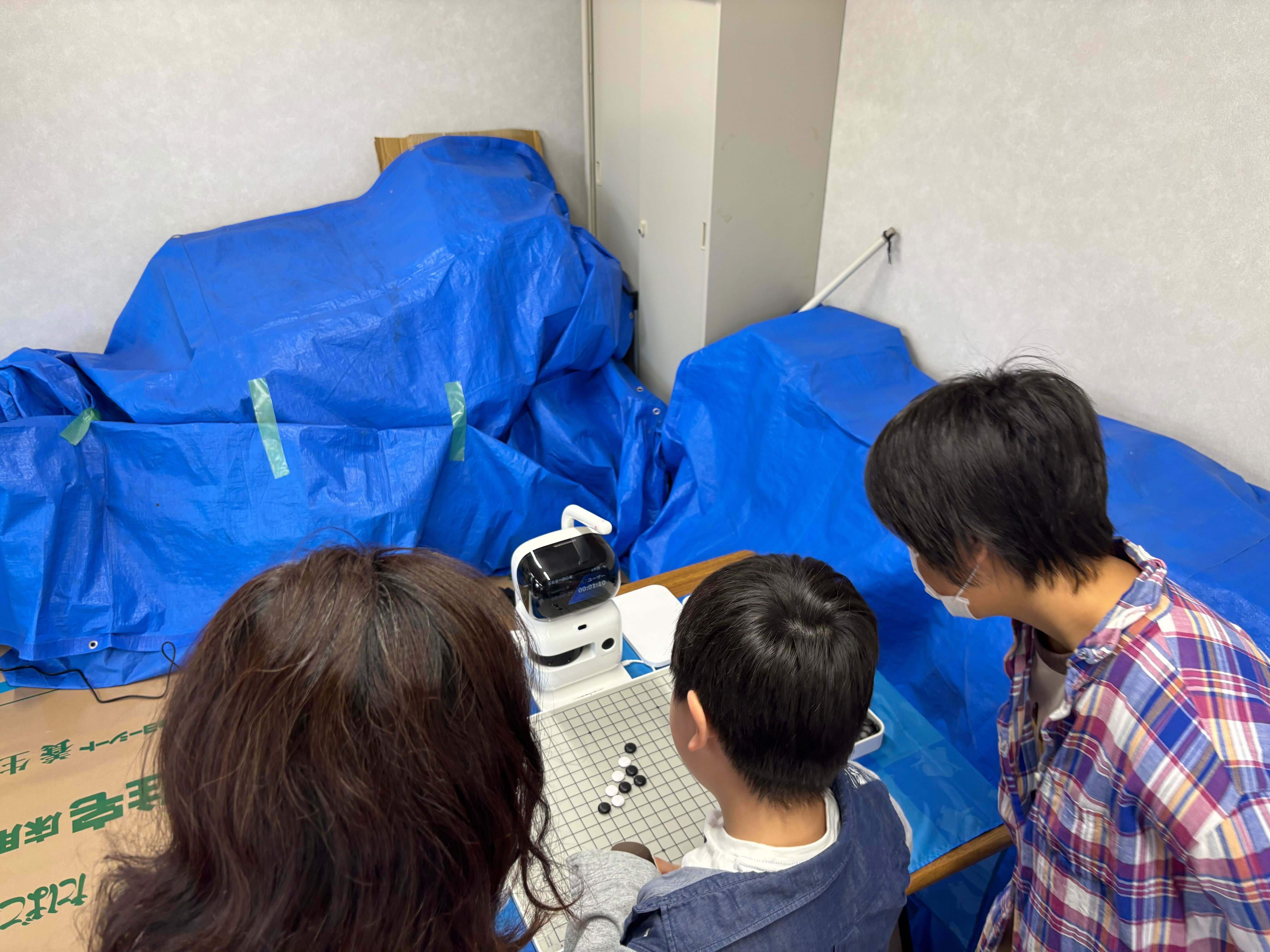 AI囲碁ロボットを体験している様子